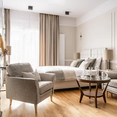 Ξενοδοχείο με διαμερίσματα Avanti Palazzo 4*